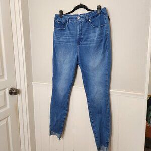 GOOD AMERICAN Good Waist Step Hem Skinny Jeans #GWSH367T